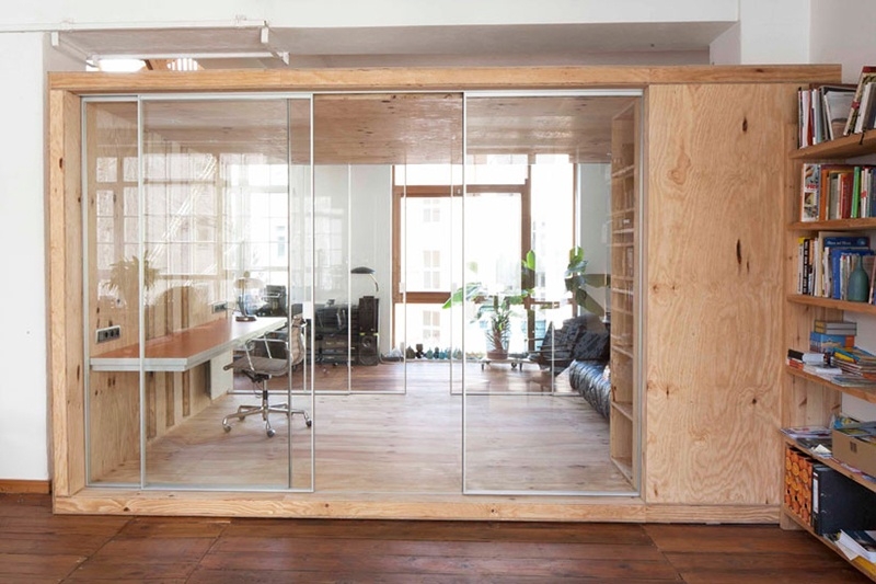 Büro mit Raum-In-Raum Besprechungsraum und Schiebetüren mit klarem Schallschutzglas