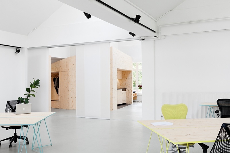 Industrieloft Open Office mit Schiebetüren Raumteilern aus transluzentem Wabenleichtbaupaneel
