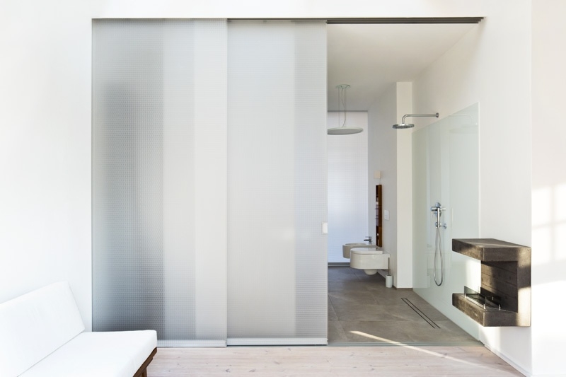 Wellness Bad mit Dusche unterteilt durch Raumteiler Schiebetüren aus transluzentem Wabenleichtbaupaneelen