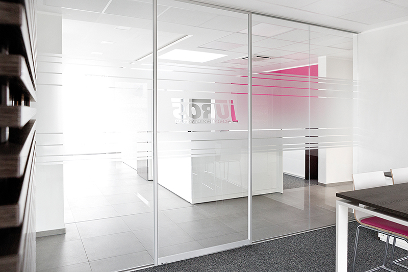 Büro mit Besprechungsräumen unterteilt durch Raumteiler Schiebetüren aus klarem Glas