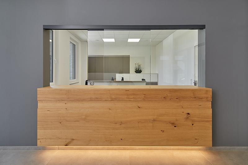 Empfangstresen im Bürogebäude mit Glas Schiebetüren aus klarem Glas