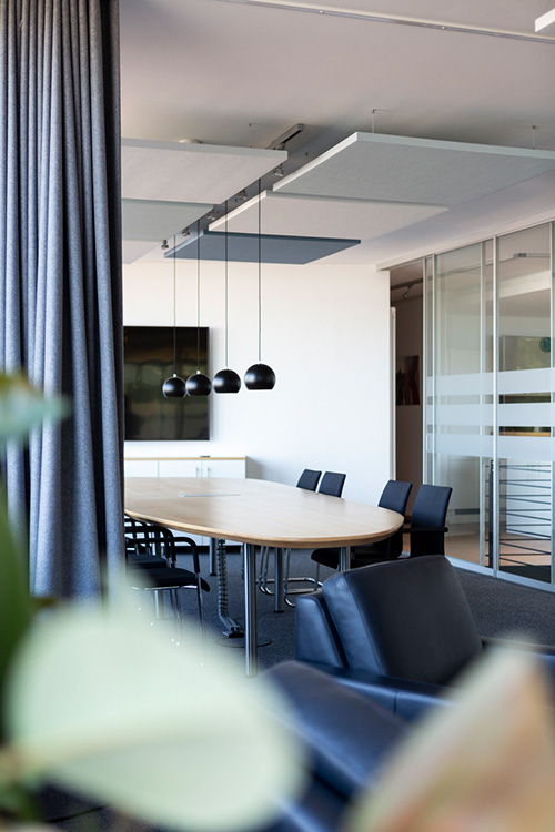 Besprechungsraum in einem Bürogebäude unterteilt durch Schiebetüren Raumteiler aus klarem Glas