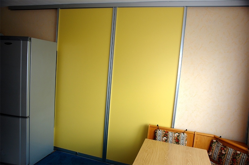 Küche und Esszimmer unterteilt durch gerahmte Schiebetüren mit gelben Dekor