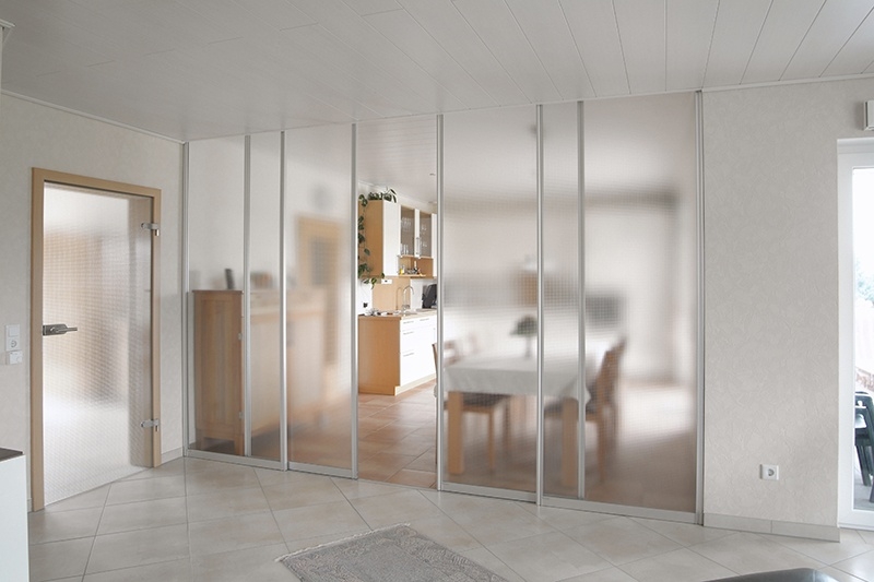 Esszimmer und Küche unterteilt durch Schiebetüren Raumteiler mit satiniertem Glas