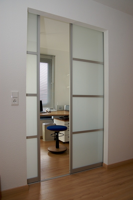 Flur und Home Office unterteilt durch Doppelschiebetür mit Sprossen und Milchglas