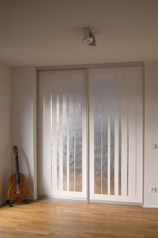 Wohnzimmer und Esszimmer unterteilt durch Schiebetüren Raumteiler mit Glasfüllung