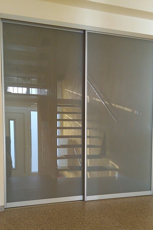 Eingangsbereich mit Windfang unterteilt durch Raumteiler Schiebetür mit Milchglas