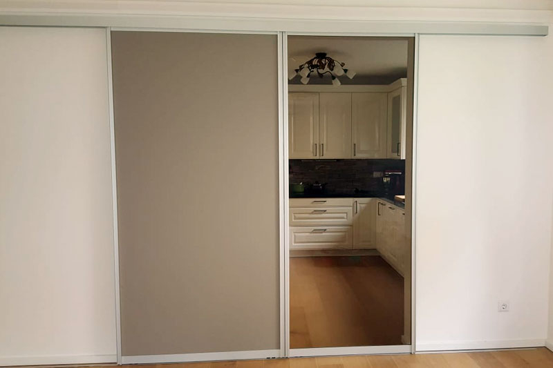 Wohnraum mit Küche unterteilt durch Doppelschiebetür mit Dekor- und Glasfüllung